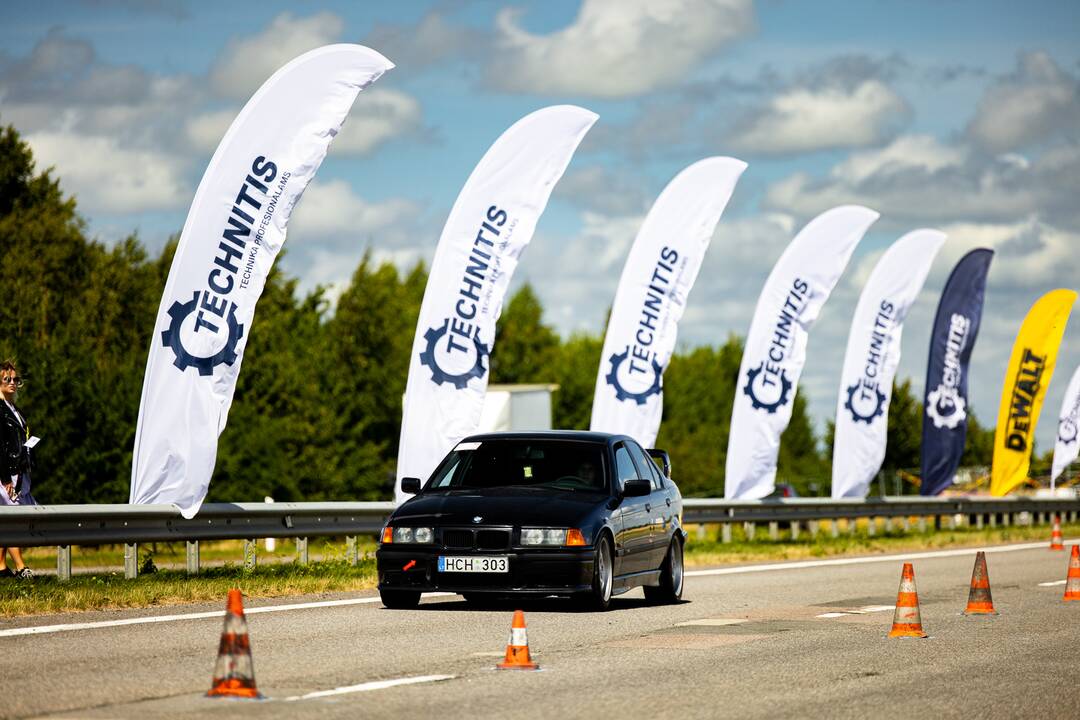 Žiūrovai laiko slalomo egzaminą