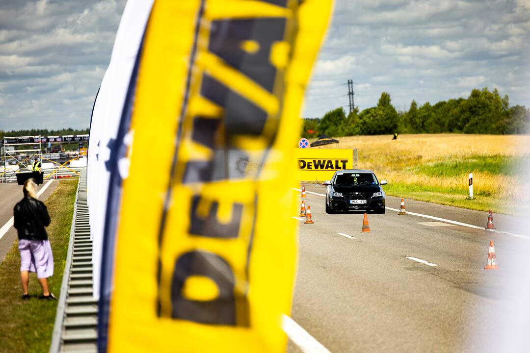 Žiūrovai laiko slalomo egzaminą