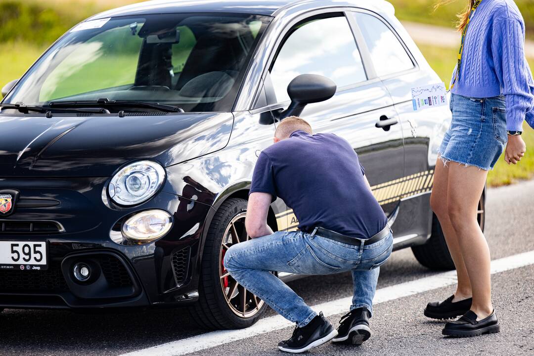 Žiūrovai laiko slalomo egzaminą