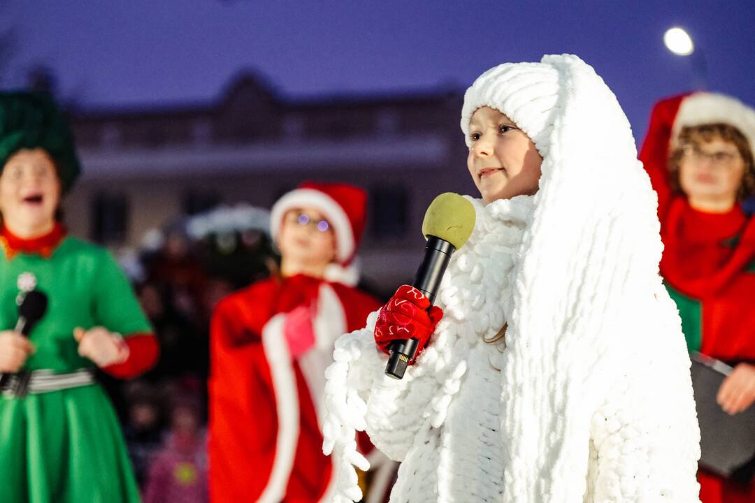 Kretingoje sužibo pagrindinė miesto eglė
