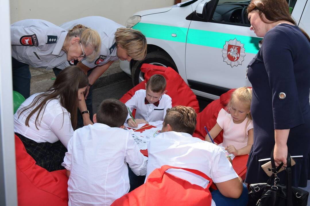 Policijos pareigūnų dovanos moksleiviams