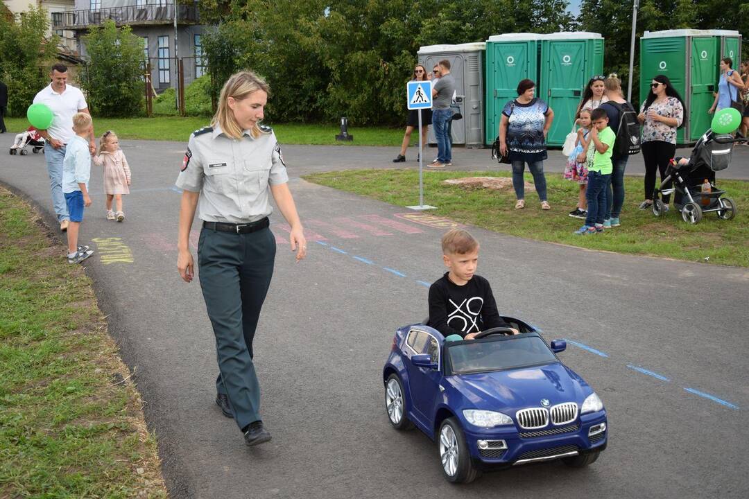 Policijos pareigūnų dovanos moksleiviams