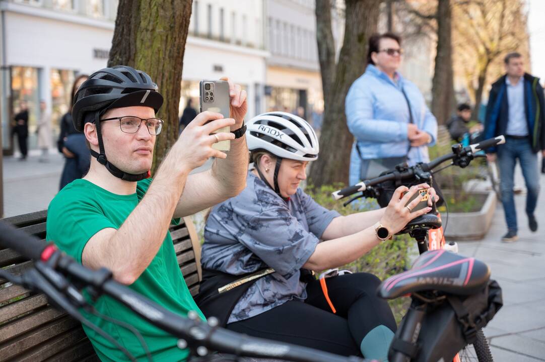 Kauno menininkai simboliškai pasveikinti išskirtine eisena