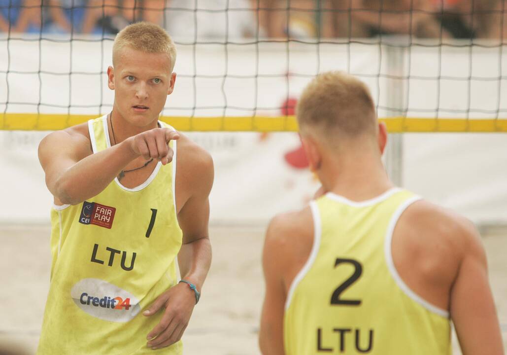 Lietuvos vaikinai ir merginos paplūdimio tinklinio čempionate į pusfinalį nepateko