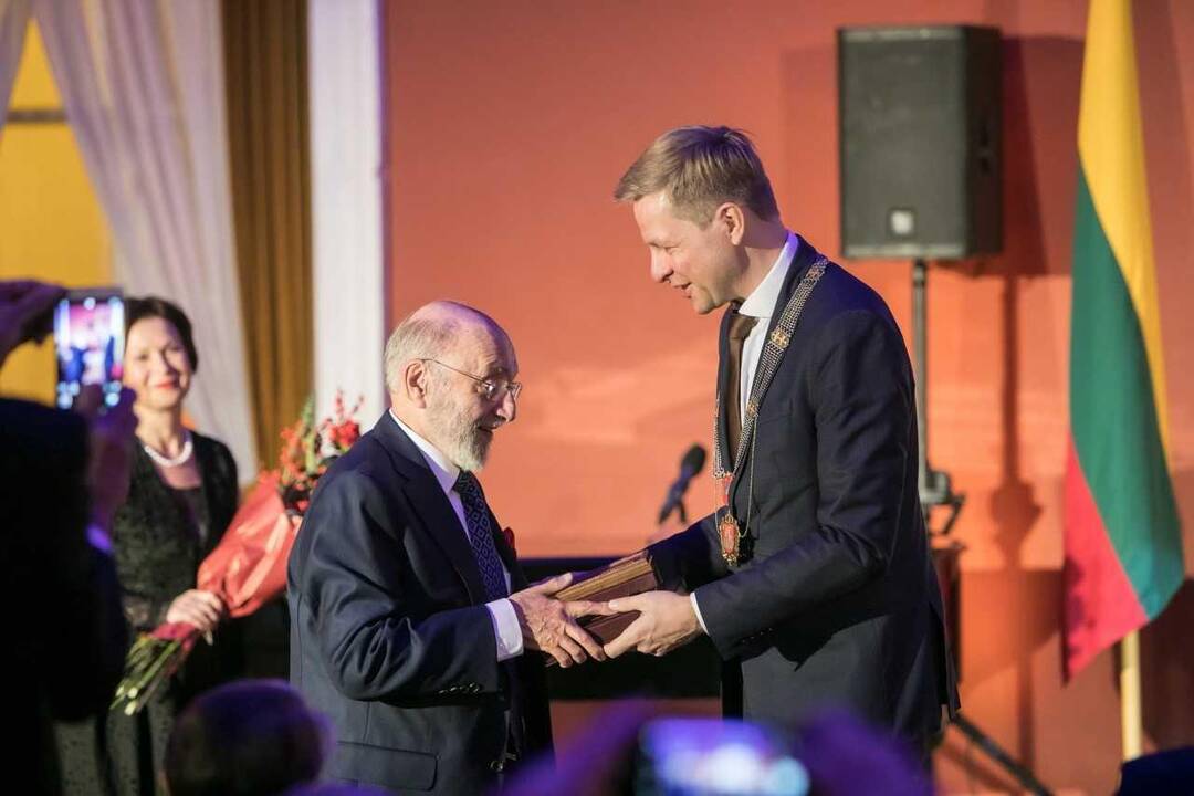  S. Bakui įteiktos Vilniaus garbės piliečio regalijos