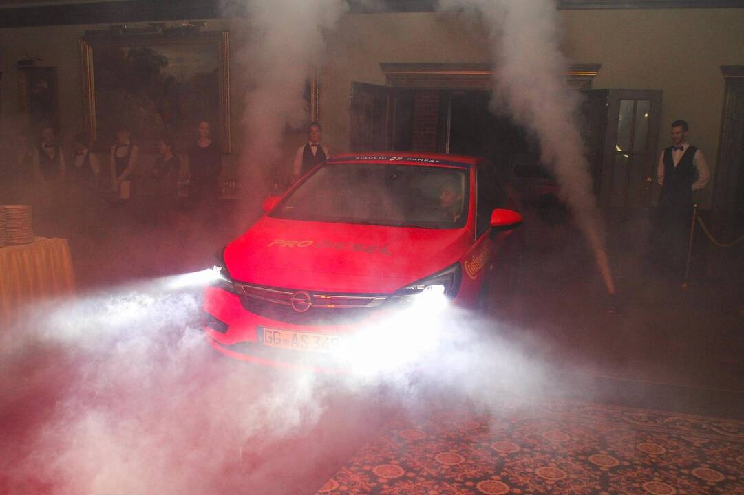 "Metų automobilio 2016" konkursą laimėjo "Opel Astra"