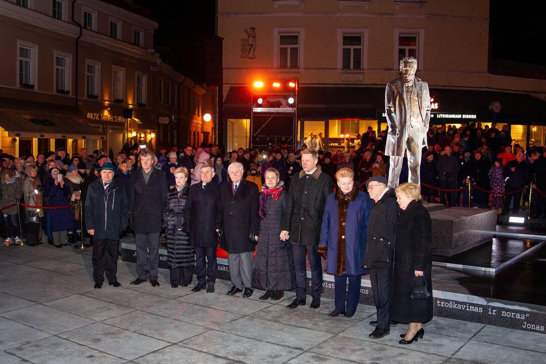 Atidengtas paminklas J.Basanavičiui