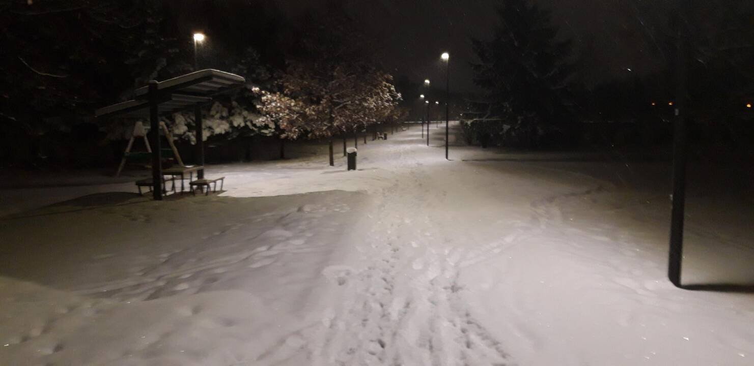 Naktį silpnai snigs, keliuose vietomis išliks slidu