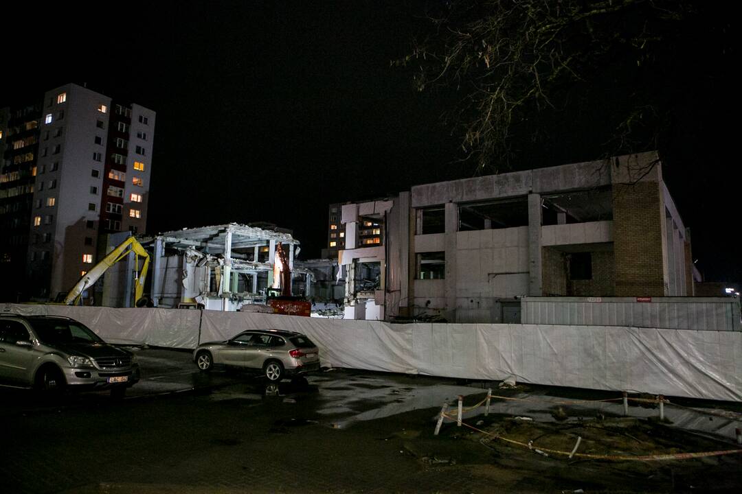 Pradėtas griauti Kalniečių prekybos centras
