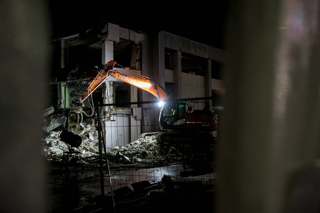 Pradėtas griauti Kalniečių prekybos centras