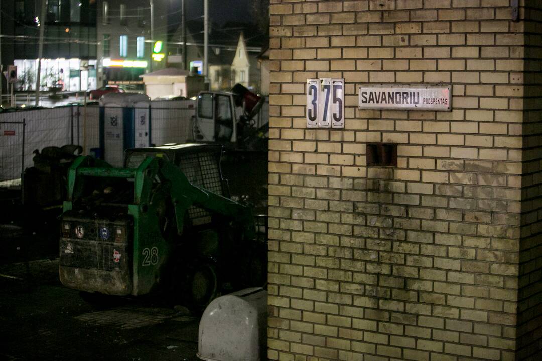 Pradėtas griauti Kalniečių prekybos centras