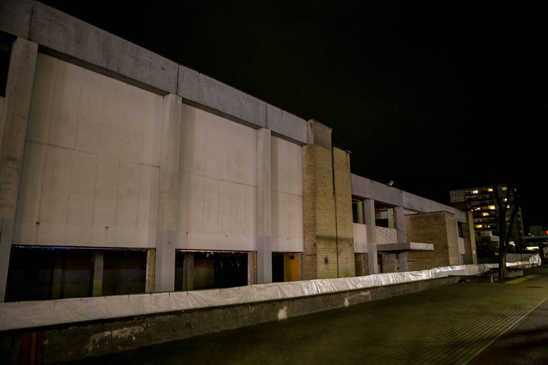 Pradėtas griauti Kalniečių prekybos centras