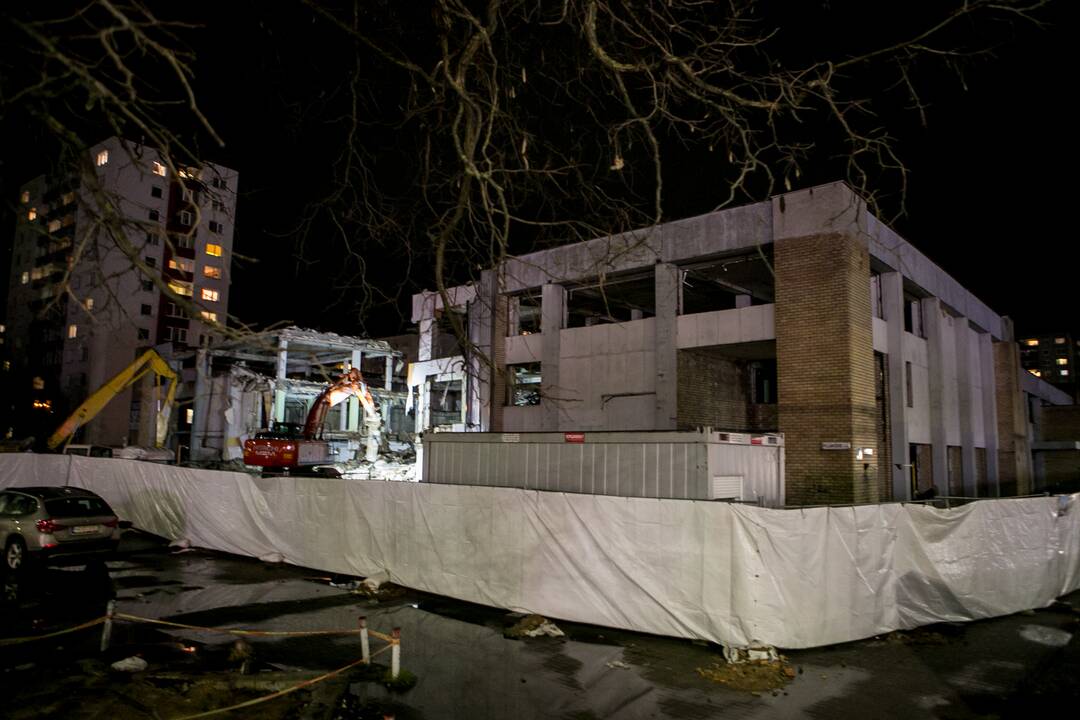 Pradėtas griauti Kalniečių prekybos centras