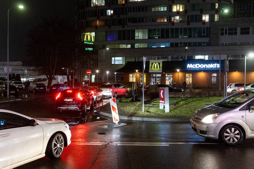 Automobilių eilės prie „McDonald’s“ restoranų