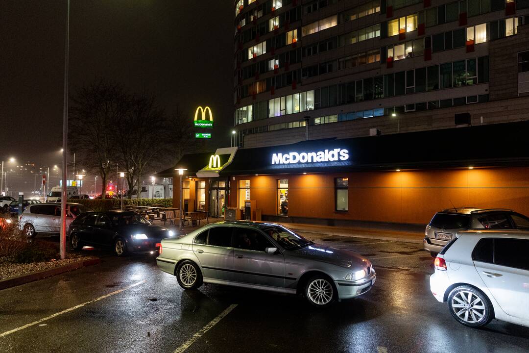 Automobilių eilės prie „McDonald’s“ restoranų