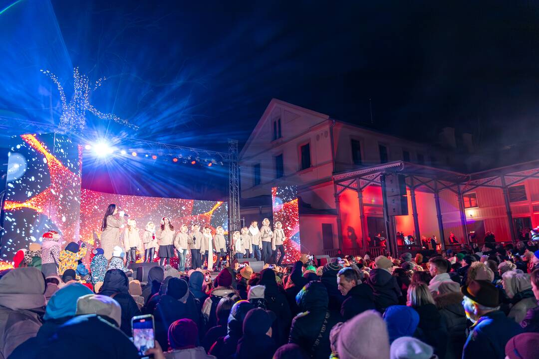 Palangos Kalėdų eglutė suspindo čiurlioniškais motyvais