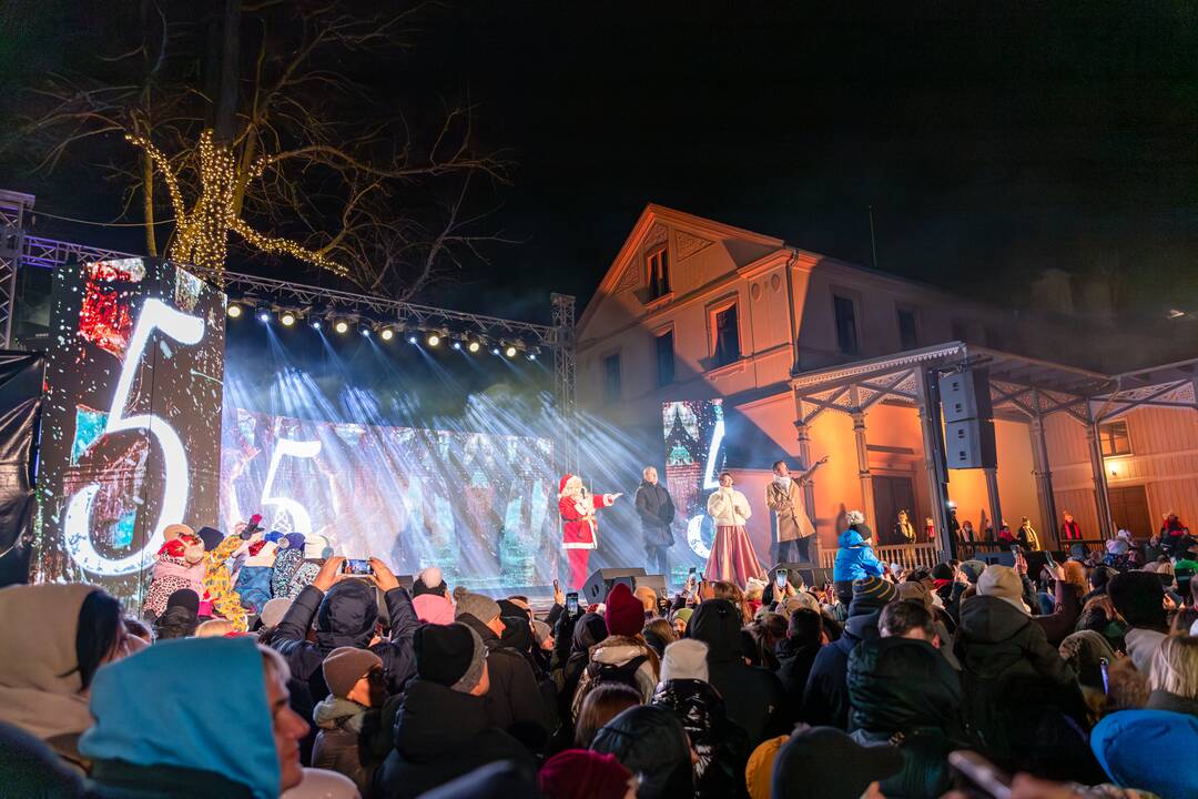 Palangos Kalėdų eglutė suspindo čiurlioniškais motyvais