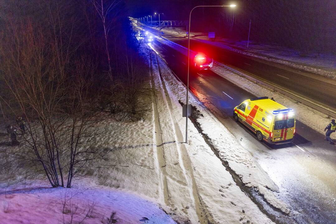 Vilniuje užsiliepsnojo į tiltą atsitrenkęs automobilis