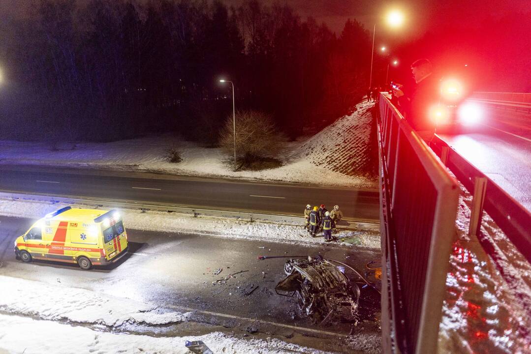 Vilniuje užsiliepsnojo į tiltą atsitrenkęs automobilis