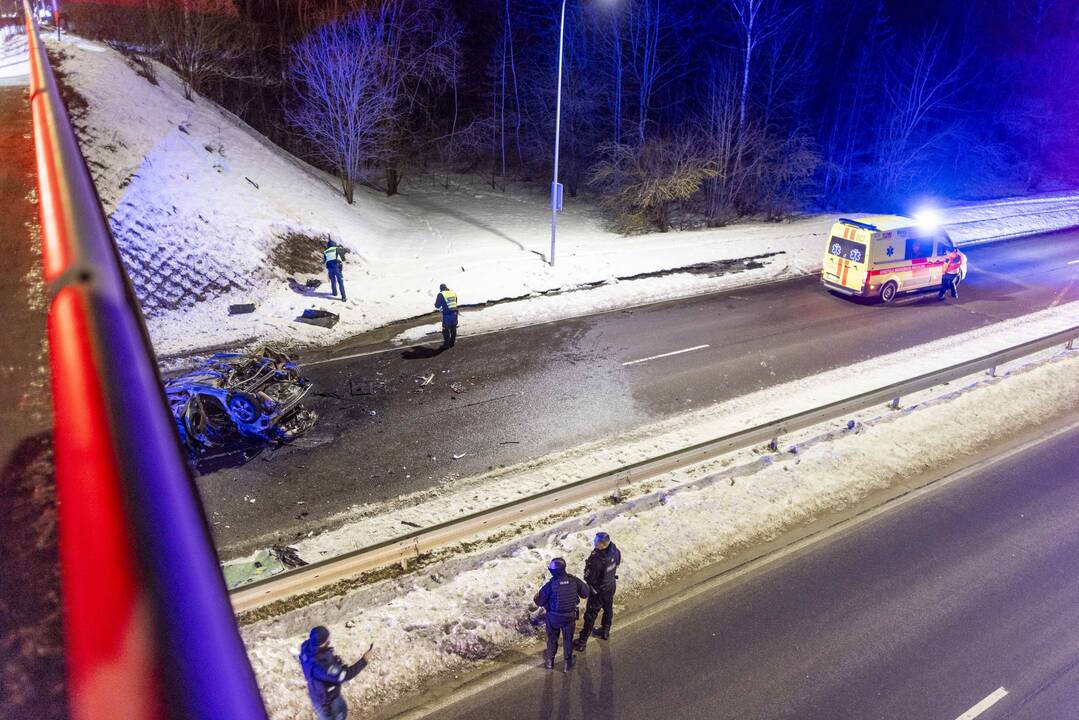 Vilniuje užsiliepsnojo į tiltą atsitrenkęs automobilis