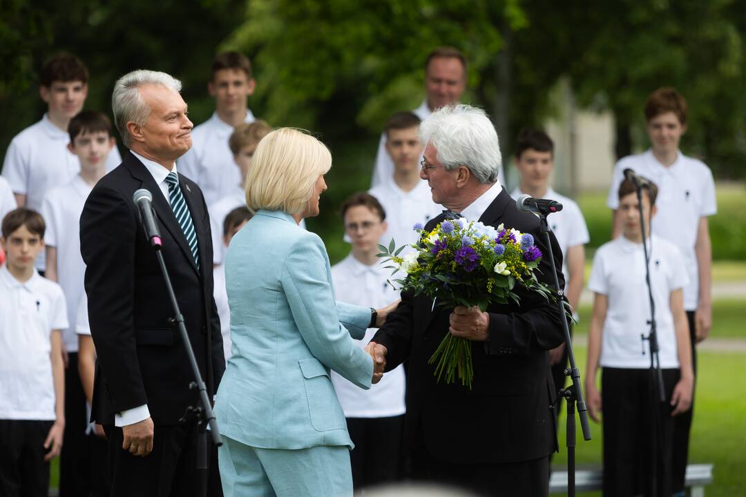 Širvintose atidengta J. Marcinkevičiui atminti skirta skulptūra „Skaitanti mergaitė“