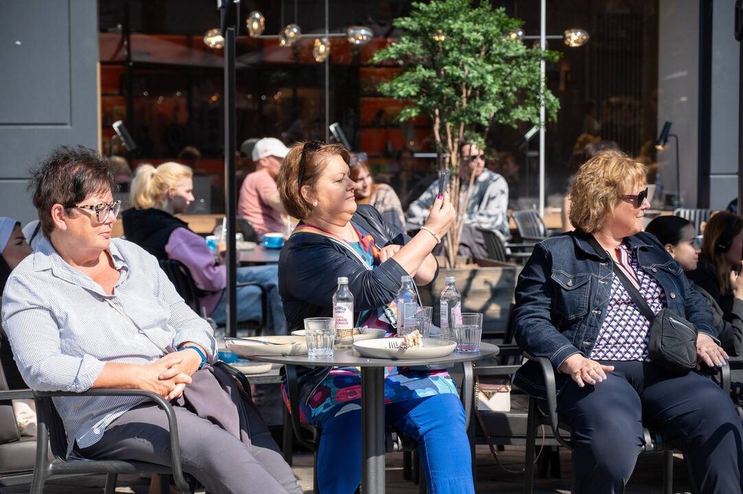 Kauno menininkai simboliškai pasveikinti išskirtine eisena