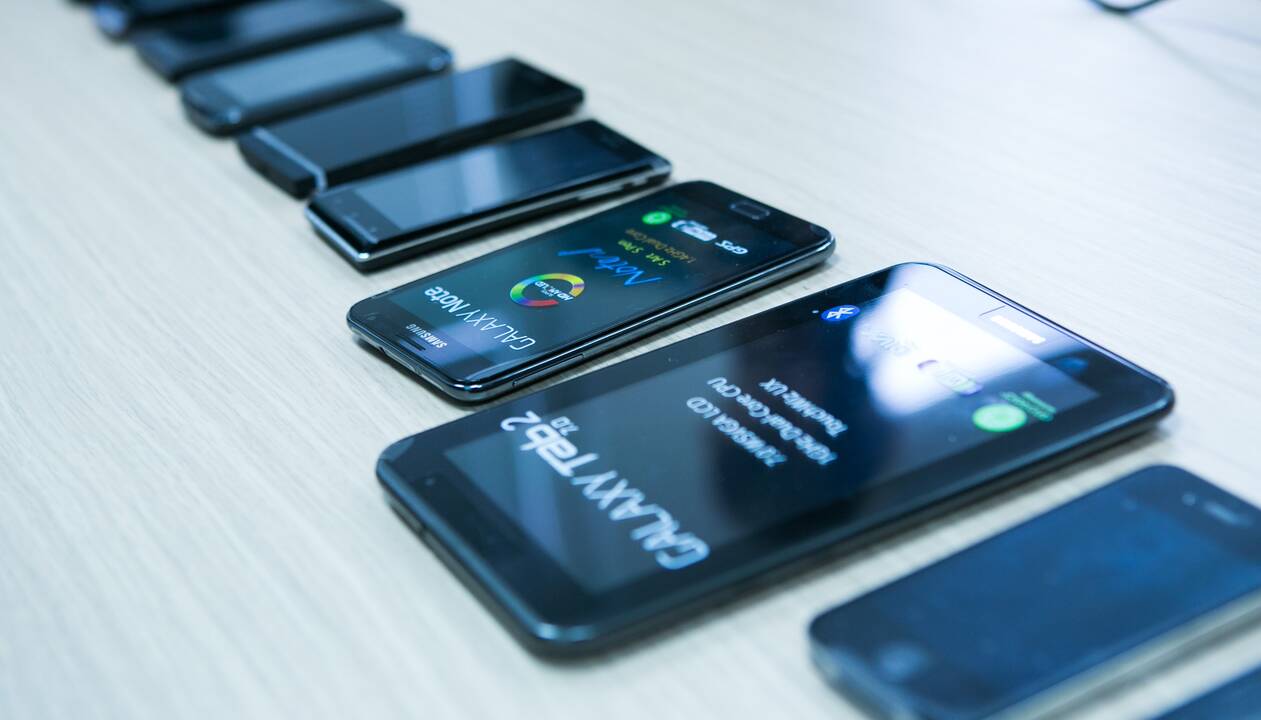 Dėmesio: ieškomi telefonų savininkai