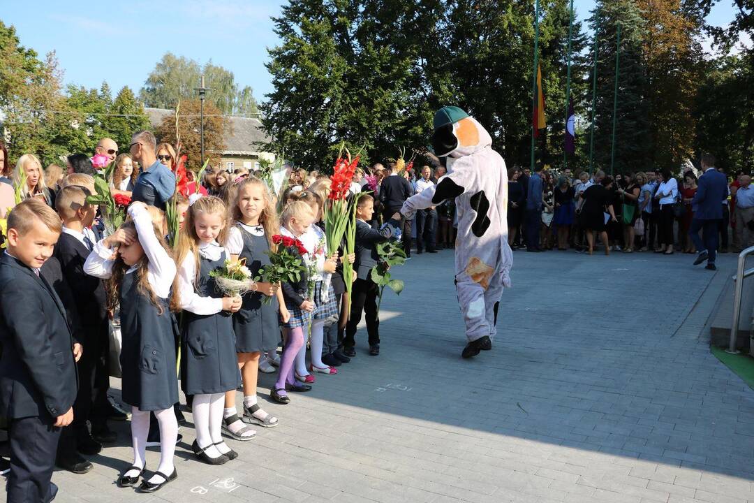 Policijos pareigūnų dovanos moksleiviams