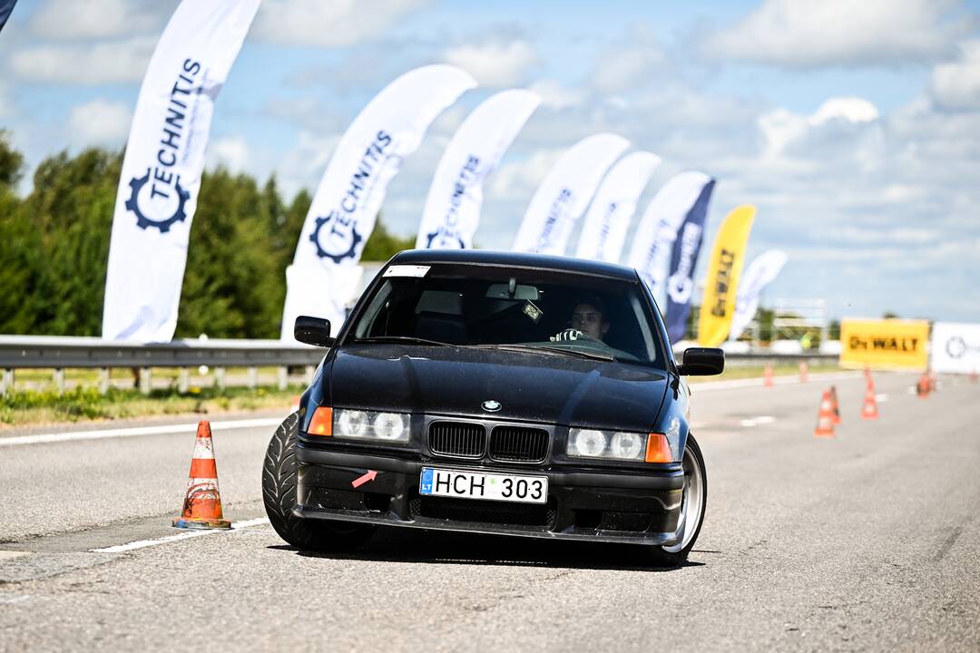 Žiūrovai laiko slalomo egzaminą