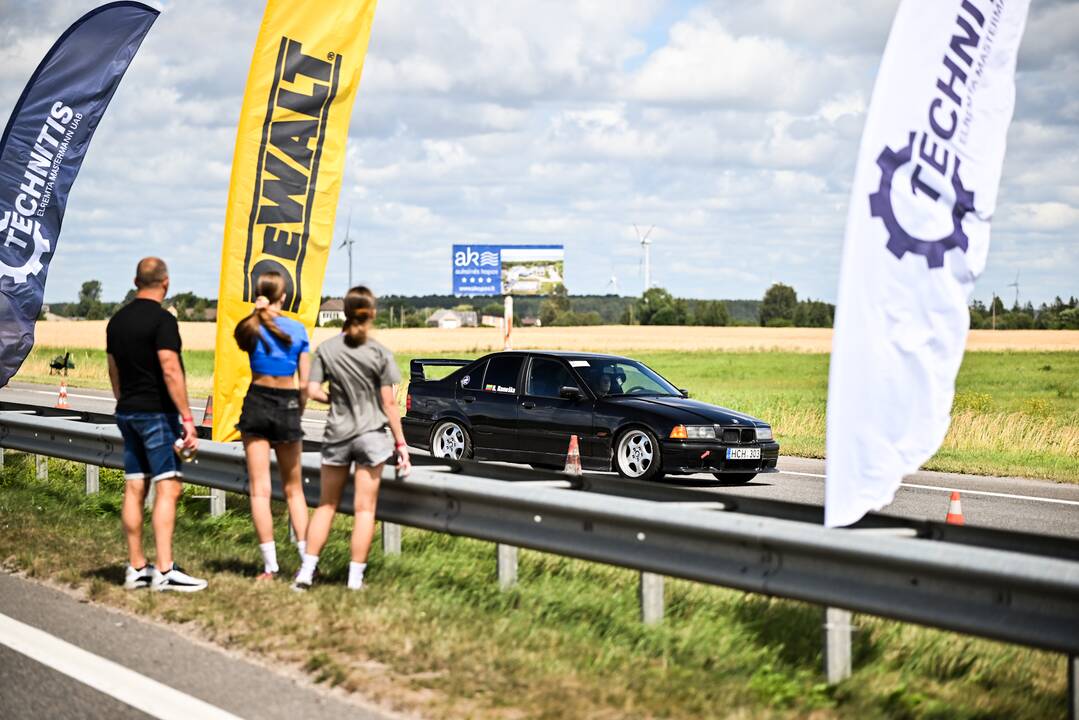 Žiūrovai laiko slalomo egzaminą