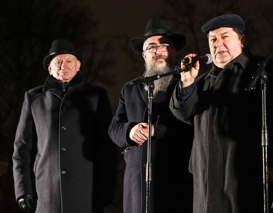 Įžiebta pirmoji Chanukijos žvakė