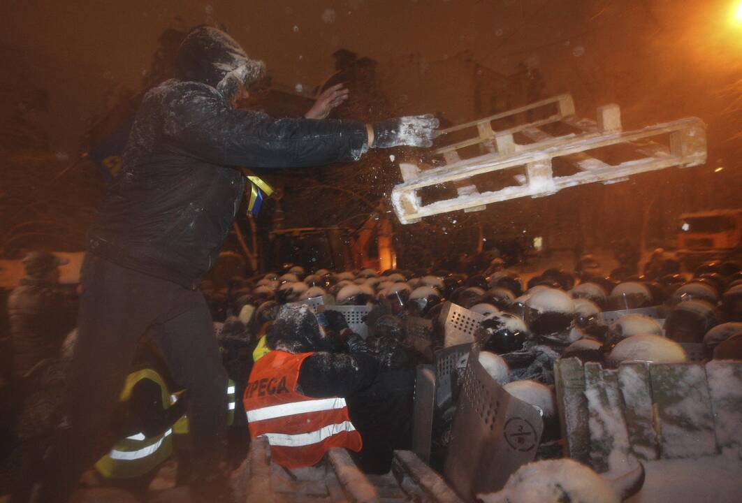 Kijeve protestuotojus ir spec. pajėgas paveikė šaltukas