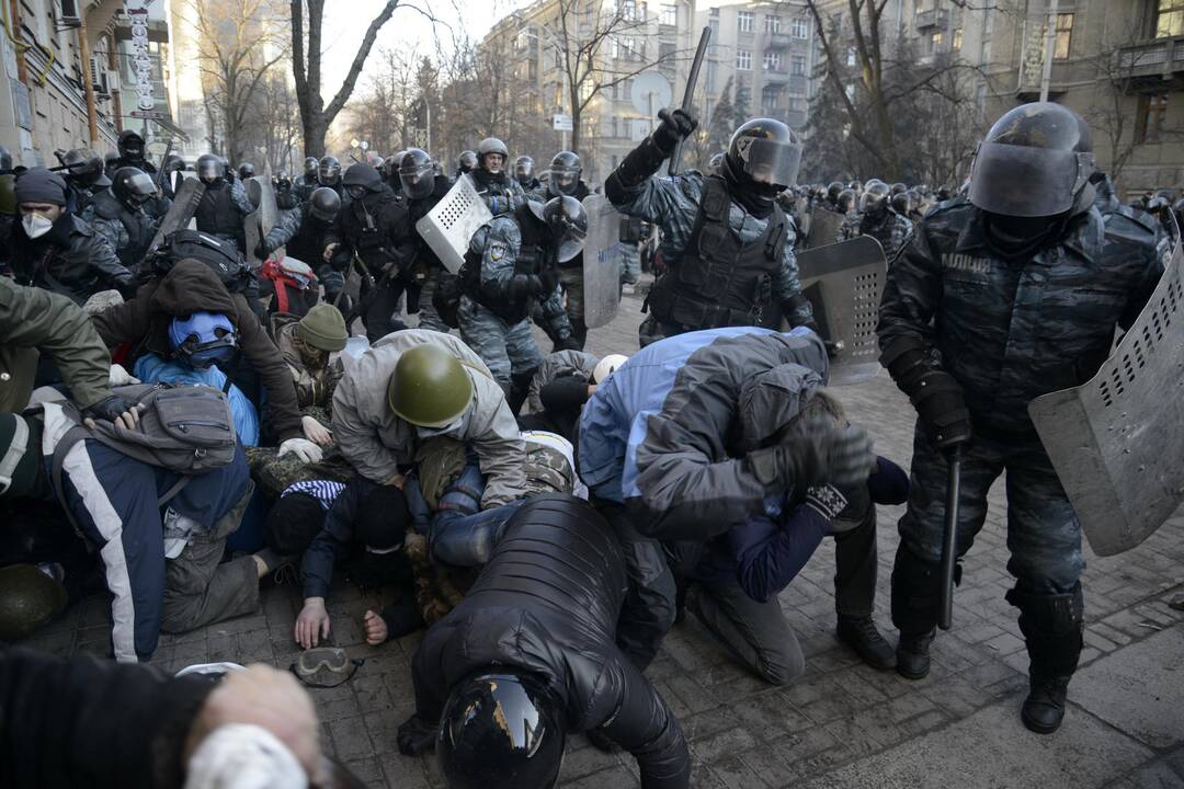 Demonstrantai išliejo savo pyktį ant V.Janukovyčiaus partijos, kai susirėmimai su milicijos pajėgomis įsiplieskė prie netoliese esančio parlamento pastato.