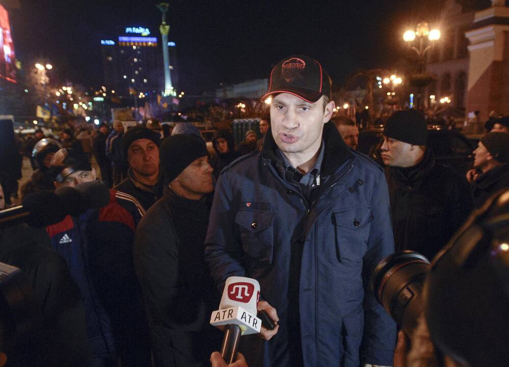 Demonstrantai išliejo savo pyktį ant V.Janukovyčiaus partijos, kai susirėmimai su milicijos pajėgomis įsiplieskė prie netoliese esančio parlamento pastato.