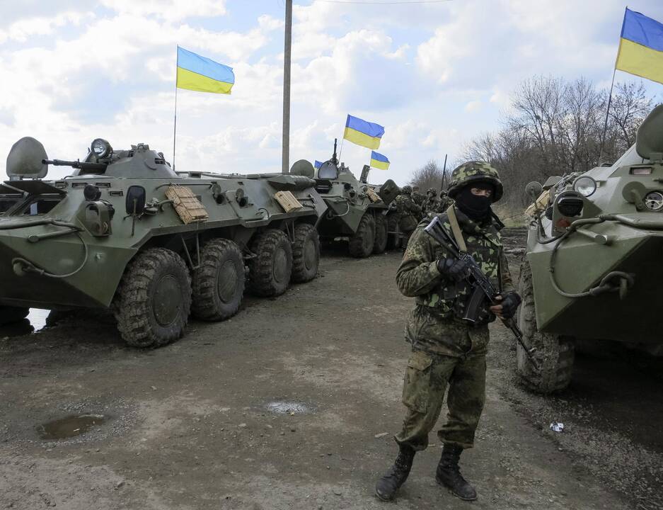 Ukrainos rytuose per susirėmimus sužeisti trys vyriausybės pajėgų kariai