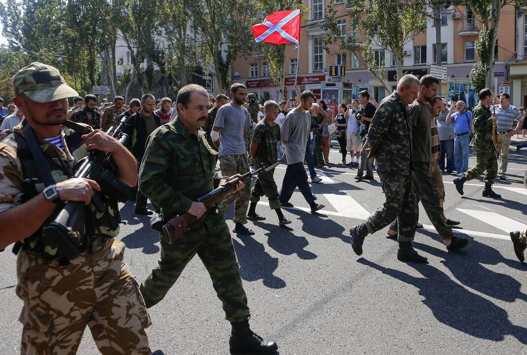 Separatistai Donecke pademonstravo dešimtis ukrainiečių karo belaisvių