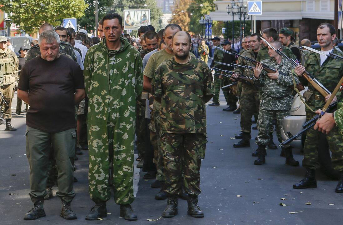 Separatistai Donecke pademonstravo dešimtis ukrainiečių karo belaisvių