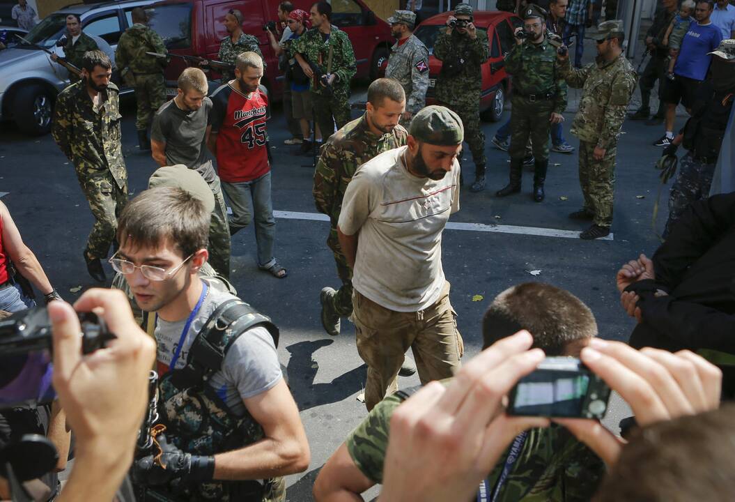 Separatistai Donecke pademonstravo dešimtis ukrainiečių karo belaisvių
