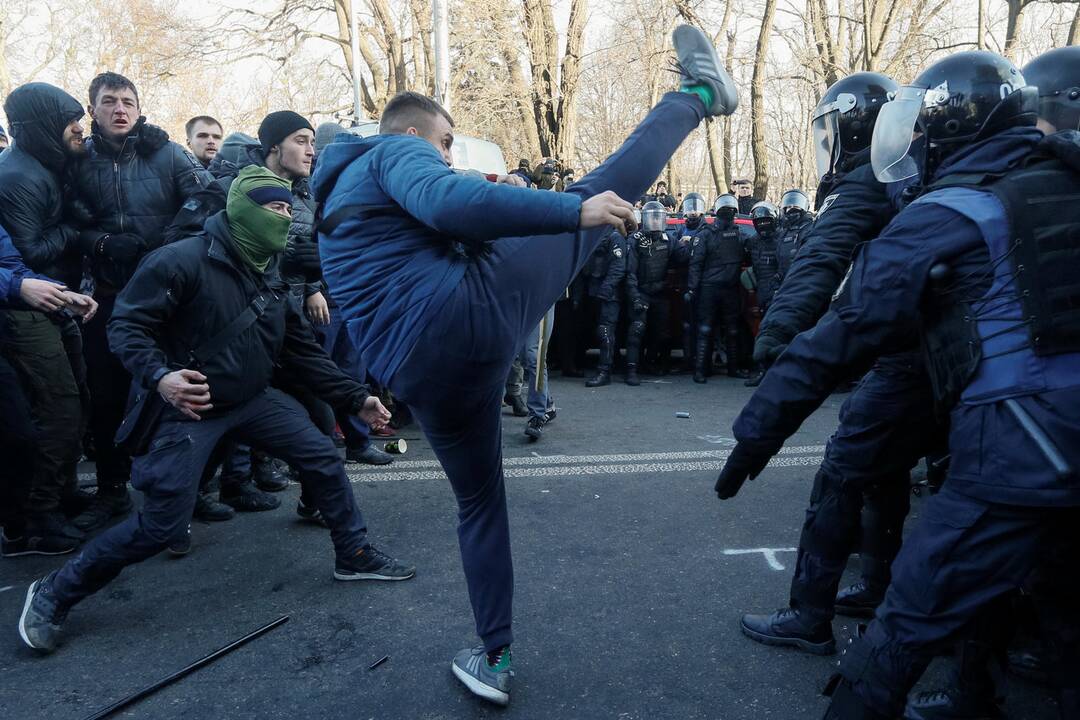 Kijeve protestuotojai susirėmė su policija