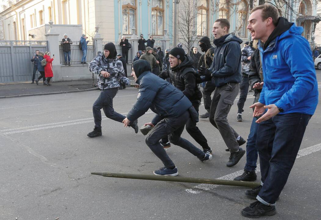 Kijeve protestuotojai susirėmė su policija