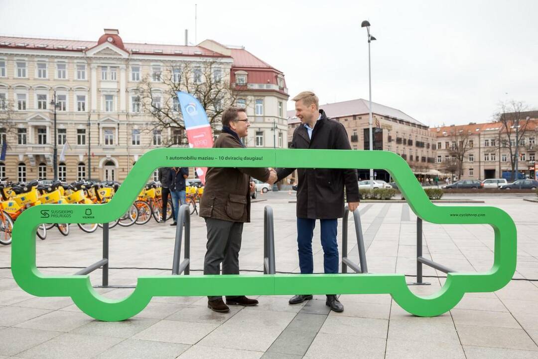 Vilniui padovanoti išskirtiniai dviračių stovai