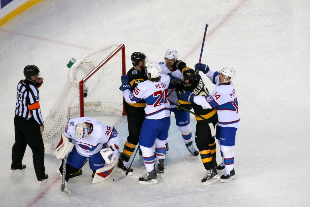 NHL: Monrealio „Canadiens“ sutriuškino Bostono „Bruins“ ledo ritulininkus