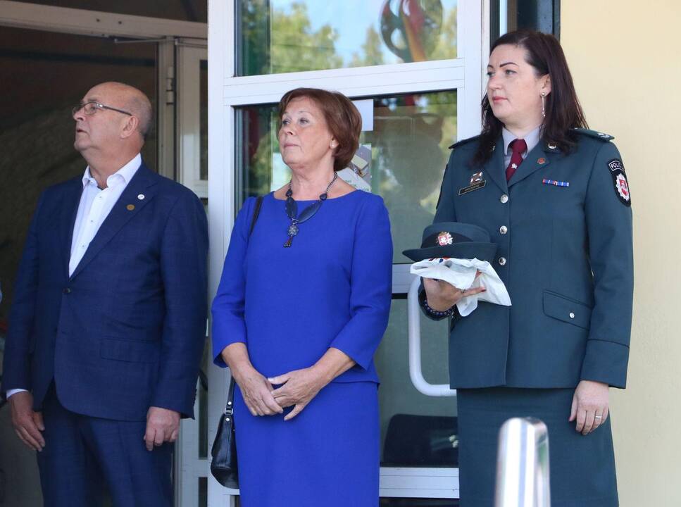 Policijos pareigūnų dovanos moksleiviams