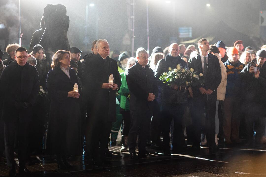 Atminimo laužų uždegimo ceremonija prie Vilniaus televizijos bokšto