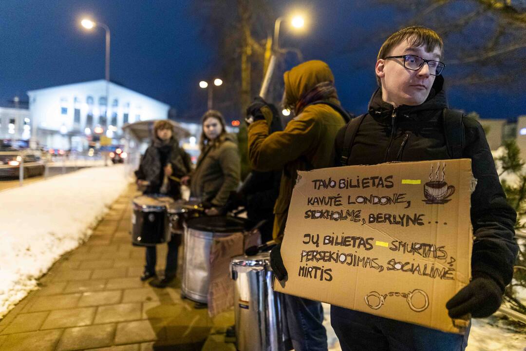 Žmogaus teisių gynėjai ir aktyvistai surengė protestą prieš deportaciją