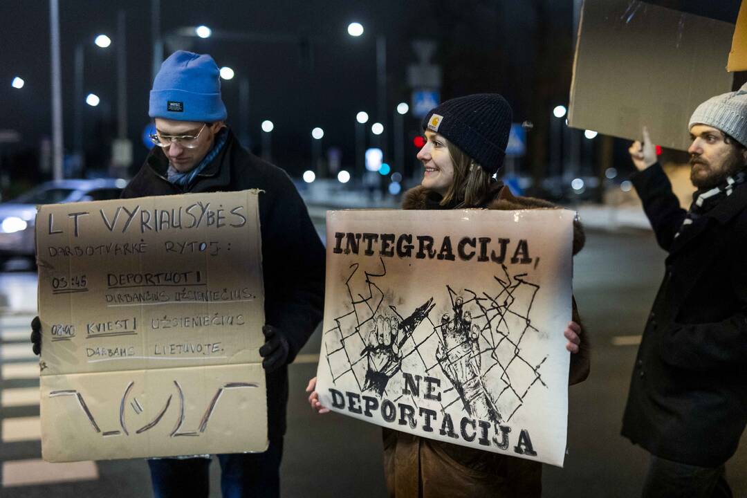 Žmogaus teisių gynėjai ir aktyvistai surengė protestą prieš deportaciją