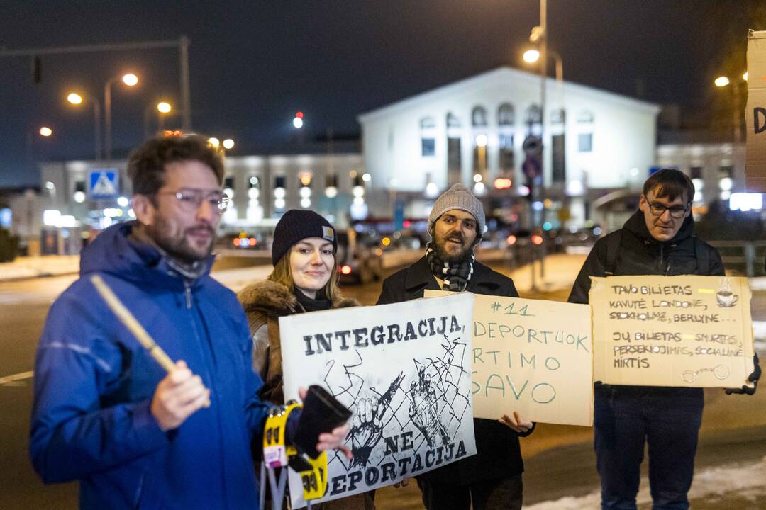 Žmogaus teisių gynėjai ir aktyvistai surengė protestą prieš deportaciją