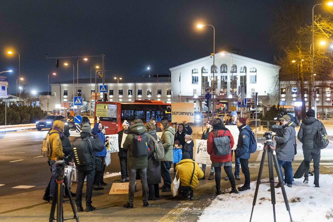 Žmogaus teisių gynėjai ir aktyvistai surengė protestą prieš deportaciją