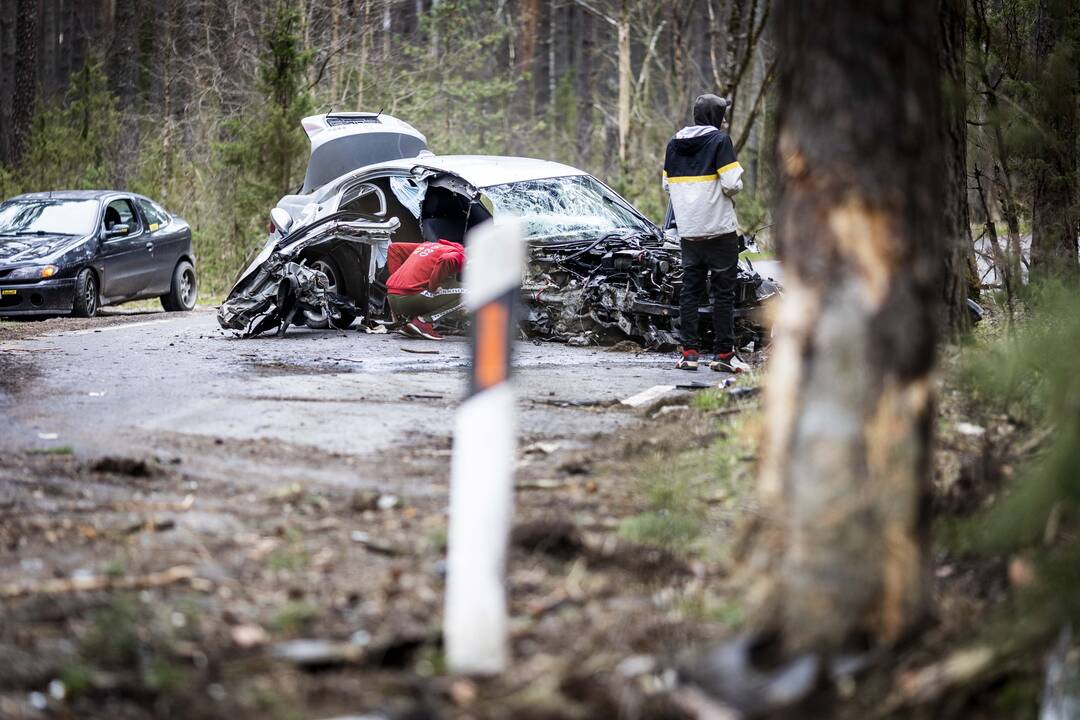 Karačiūnų gatvėje BMW rėžėsi į medį