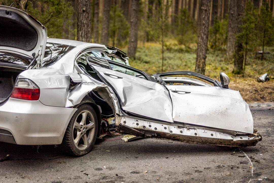 Karačiūnų gatvėje BMW rėžėsi į medį